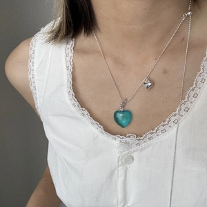 Silberne Perlenkette mit blauem transparentem Herzanhänger und einem Metallherzanhänger
