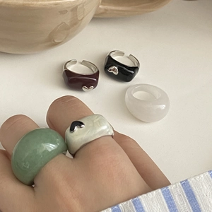 Bagues larges rétro en acrylique avec détail de cœur en diverses couleurs vintage
