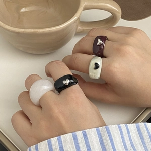 Bague épaisse en résine avec cœur incrusté, coloris blanc perle, noir et marron