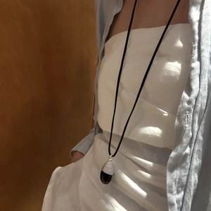 Minimalistische silberne Pinienzapfen-Halskette mit schwarzem Tropfenanhänger für Styling