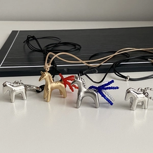 Collana con Pendente a Forma di Cavallo in Lega di Design con Catena a Sfere in Acciaio Inossidabile Collana Lunga da Donna