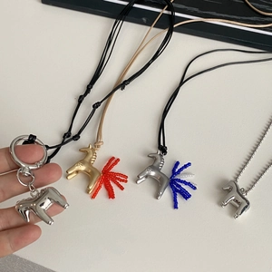 Collana lunga lussuosa con ciondolo a cavallo e perline colorate in acciaio inossidabile