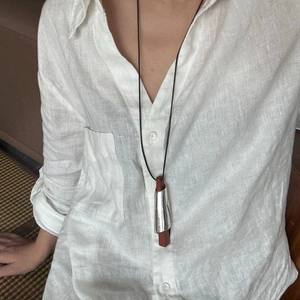 Collana con Pendente a Pergamena in Metallo e Legno Minimalista Catena Lunga per Maglione Corda Nera Regolabile Gioielli Geometrici