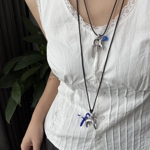 Collana lunga a strati con ciondolo a forma di pony e perline blu su pizzo bianco