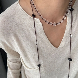 Lange Perlenkette mit weißen Kristallen im chinesischen Stil und braunen Quastenanhängern