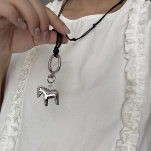 Collana lunga di perline con ciondolo a forma di pony argento lucido e cordino nero