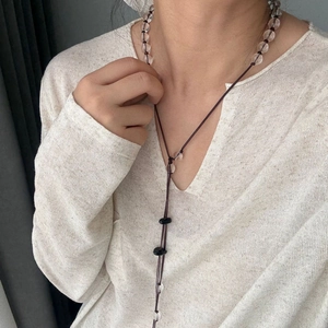 Lange Perlenkette im chinesischen Stil mit Quasten und Kristallperlen an einem Modell