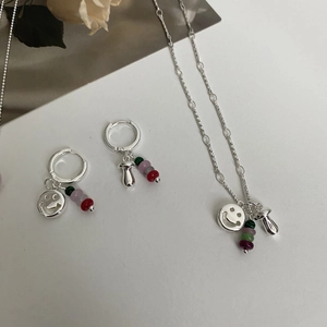 Nahaufnahme von Smiley-Pilz-Perlenkette und Ohrring-Set mit farbenfrohen Akzenten