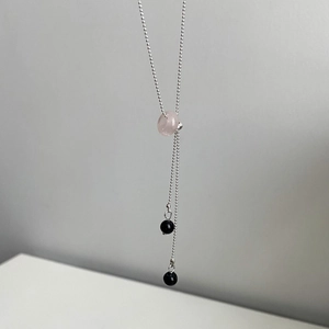 Detail der Y-förmigen silbernen Kugelkette mit Rosenquarz und schwarzen Onyxperlen