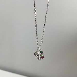 Detailaufnahme von Silber-Pilzanhänger mit bunten Perlen an einer feinen Kette