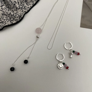 Detailsicht des Silberperlen Halsketten und Ohrring Sets mit bunten Perlen und Anhängern
