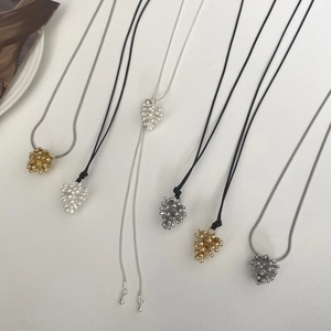Collar con Colgante de Piña de Cobre Diseño de Nicho Cuerda Negra Ajustable Cadena de Acero de Titanio para Mujer