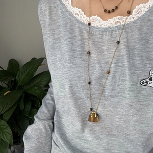 Detailansicht der geschichteten Tigerauge-Minita-Halskette mit goldener Kette