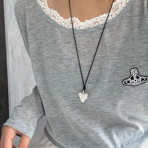 Collar de cuerda negra ajustable con colgante minimalista de piña en plata