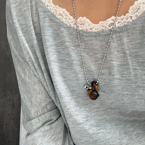 Collana Saturno in acciaio al titanio con ciondolo occhio di tigre e catena a sfere