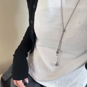 Lange silberne Y-Kette mit zarten Glockenanhängern und doppellagigen Gliederketten für Damen