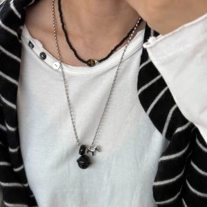 Collana fatta a mano con perle in agata nera, occhio di tigre e ciondolo a forma di pony