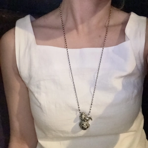 Dettaglio della collana in titanio da donna con ciondolo in pietra naturale maculata