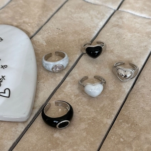 Detailed view of 5pcs adjustable silver alloy rings with black drip oil and marble resin