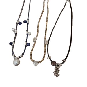 Handgefertigte Perlenhalsketten mit Natursteinen und ethnischen Metallanhängern im Tribal-Stil