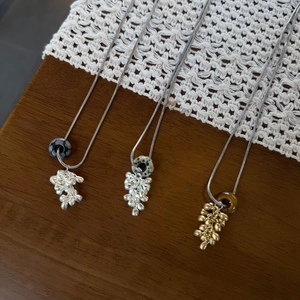 Collane boho stile francese con pendenti in pietra colorata e perline dorate