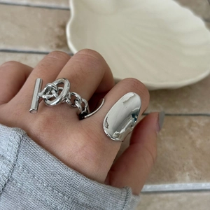 Two-piece set of silver brass rings featuring a bold chain and wide smooth oval band