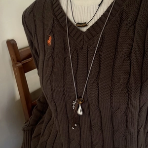 Vintage-Lagenkette mit Tigerauge-Stein und Silberanhängern auf Strickpullover