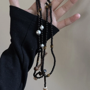 Detail einer Vintage-Perlenkette mit Achat-Tigerauge-Steinen und Holzperlen