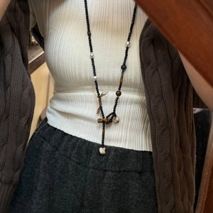 Detailansicht der langen Vintage-Perlenkette mit Achat und Tigerauge an einem Modell