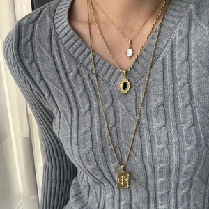 Collana a tre strati placcata oro 18K in acciaio inox con pietra naturale e croce pendente