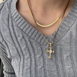 Collana a strati in acciaio inossidabile placcato oro 18K con ciondolo a croce e maglione
