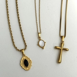 Dettagli delle collane vintage placcate oro 18 carati con pietre naturali e pendenti a croce