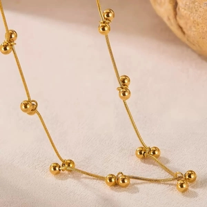 Collier élégant en acier inoxydable plaqué or 18K avec perles dorées pour femme chic