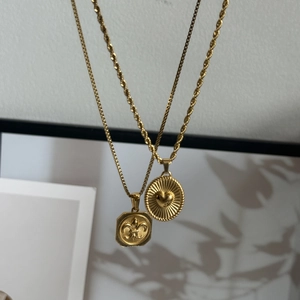 Dettaglio di collane vintage placcate oro 18K con pendenti a iride e a cuore