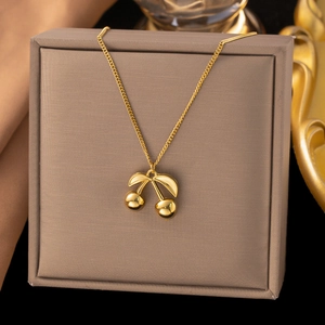 Collier élégant en acier inoxydable doré avec un pendentif double cerise en zircon