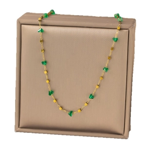 Collier chic en acier inoxydable avec perles coeur vertes et carrés dorés sur boîte