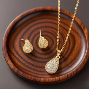 Elegantes 18K vergoldetes Tropfen-Schmuckset mit Halskette und Ohrringen