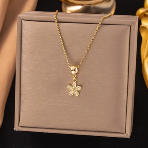 Detailaufnahme einer goldenen Blumenkette mit Zirkonia auf einer luxuriösen Schmuckauslage