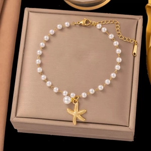 Detailaufnahme des Perlenarmbands mit Seestern-Anhänger und S.STEEL-Gravur am Tag