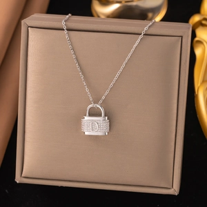 Gros plan du pendentif cadenas argenté avec zircons micro-pavés et lettre D