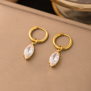 Elegante Ohrringe aus goldfarbenem Titanstahl mit klarem Kristallanhänger im Marquise-Schliff