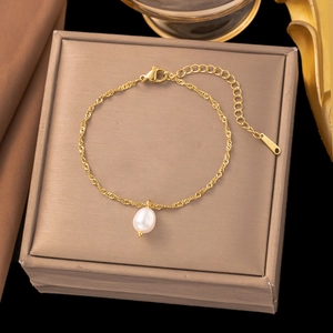 Élégant bracelet en acier titane doré avec pendentif perle d'eau douce sur une chaîne torsadée