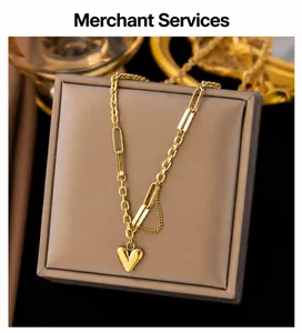 Détail macro d'un pendentif cœur doré avec chaîne trombone asymétrique élégante