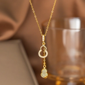 Elegante goldene Titanstahl Halskette mit Jadeit-Anhänger und feinem Quasten-Detail