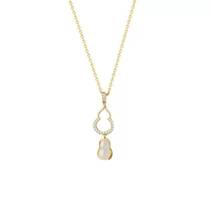 Dettaglio della collana con ciondolo Wulu con pietre pavé e calcedonio bianco dorato