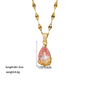 Collier avec pendentif goutte en zircon rose et monture fleurie dorée élégante