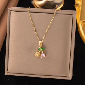 Goldene Kirsch-Halskette mit funkelnden rosa und weißen Zirkonia-Kristallen besetzt