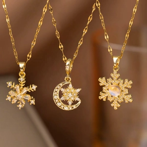 Gold Plated Copper Zirconia Snowflake Moon Pendant Necklace For Women Elegant Small Crowd Design Clavicle Chain Jewelry Gift