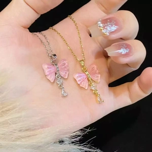 Collier papillon élégant avec ailes roses en finitions dorée et argentée