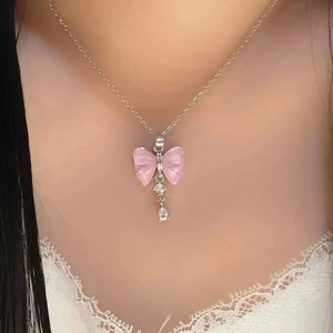 Collier papillon élégant avec ailes roses et cristaux en gouttelette, finition argent